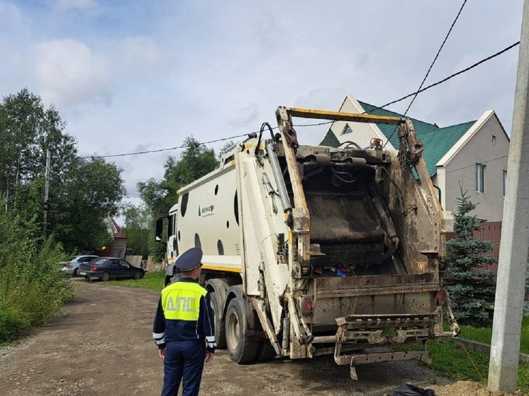 В Екатеринбурге погиб уборщик мусора, зажатый между машиной и столбом