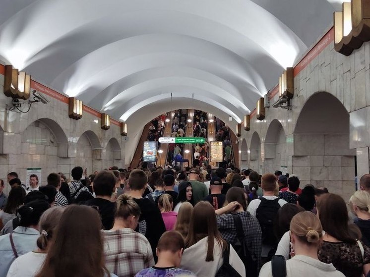 Глава петербургского метро извинился за утренний коллапс на станции «Площадь Александра Невского»