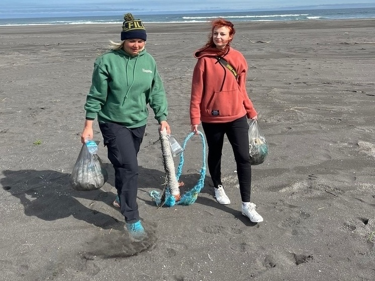 Сотрудница УФСИН Карелии убрала мусор с закрытой бухты Тихого океана