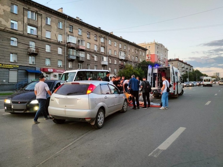В Новосибирске автомобиль Ford сбил самокатчика
