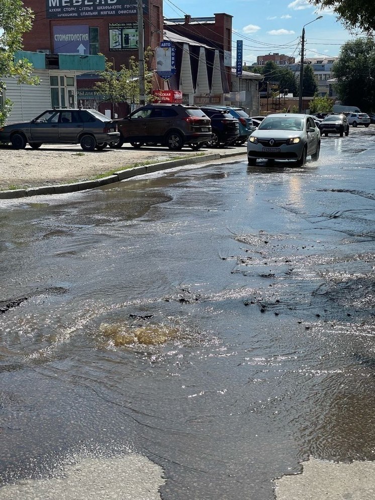В Туле прорвало трубу и затопило дорогу на ул. Комсомольская