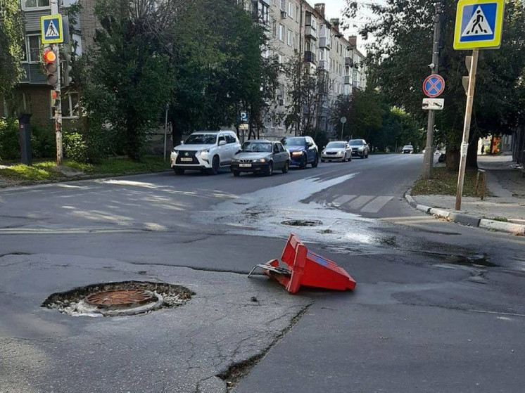 Рязанцы в соцсетях пожаловались на опасную яму на площади Мичурина