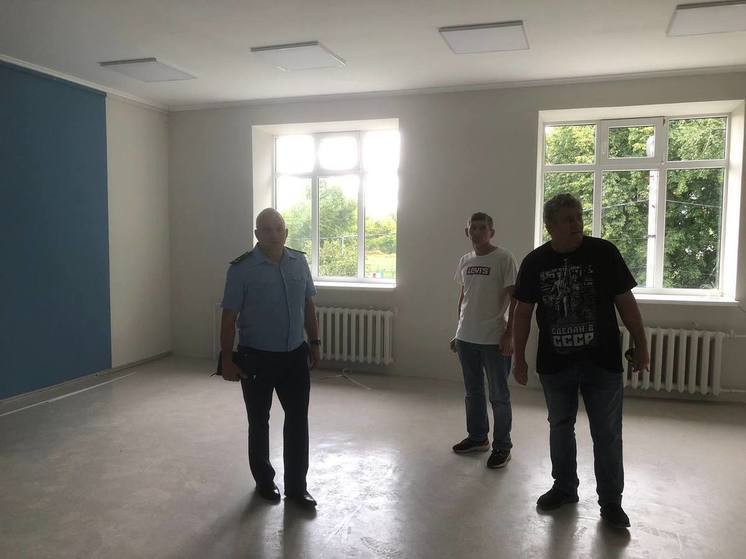  Прокурор Курского района проверил капремонт Ушаковской школы
