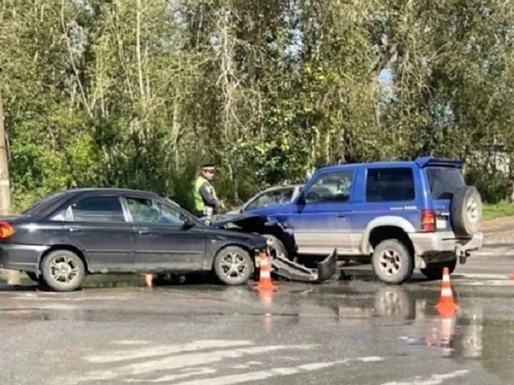 В Каменске-Уральском пассажир Kia получил травмы в ДТП с внедорожником