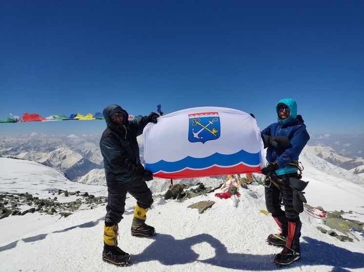 Альпинисты Ленобласти водрузили флаг региона на пик Ленина
