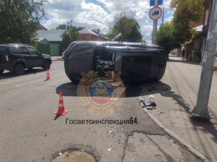 На перекрёстке в центре Саратова на бок завалилась иномарка