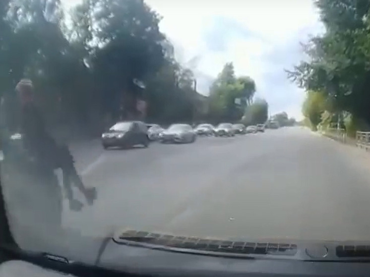 Появилось видео наезда иномарки на идущего по зебре подростка в Твери