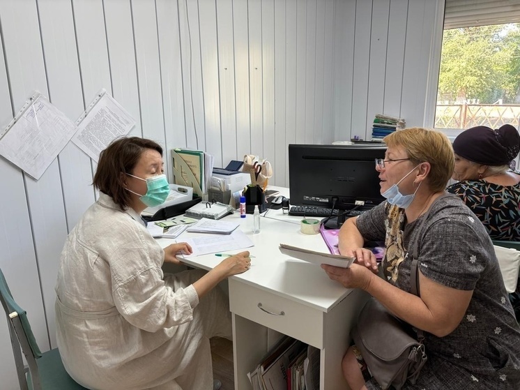 Калмыцкие врачи продолжают выезды в районы республики