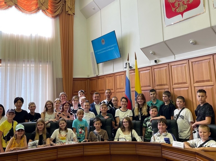 Парламентарии Калмыкии встретили юных гостей из ЛНР