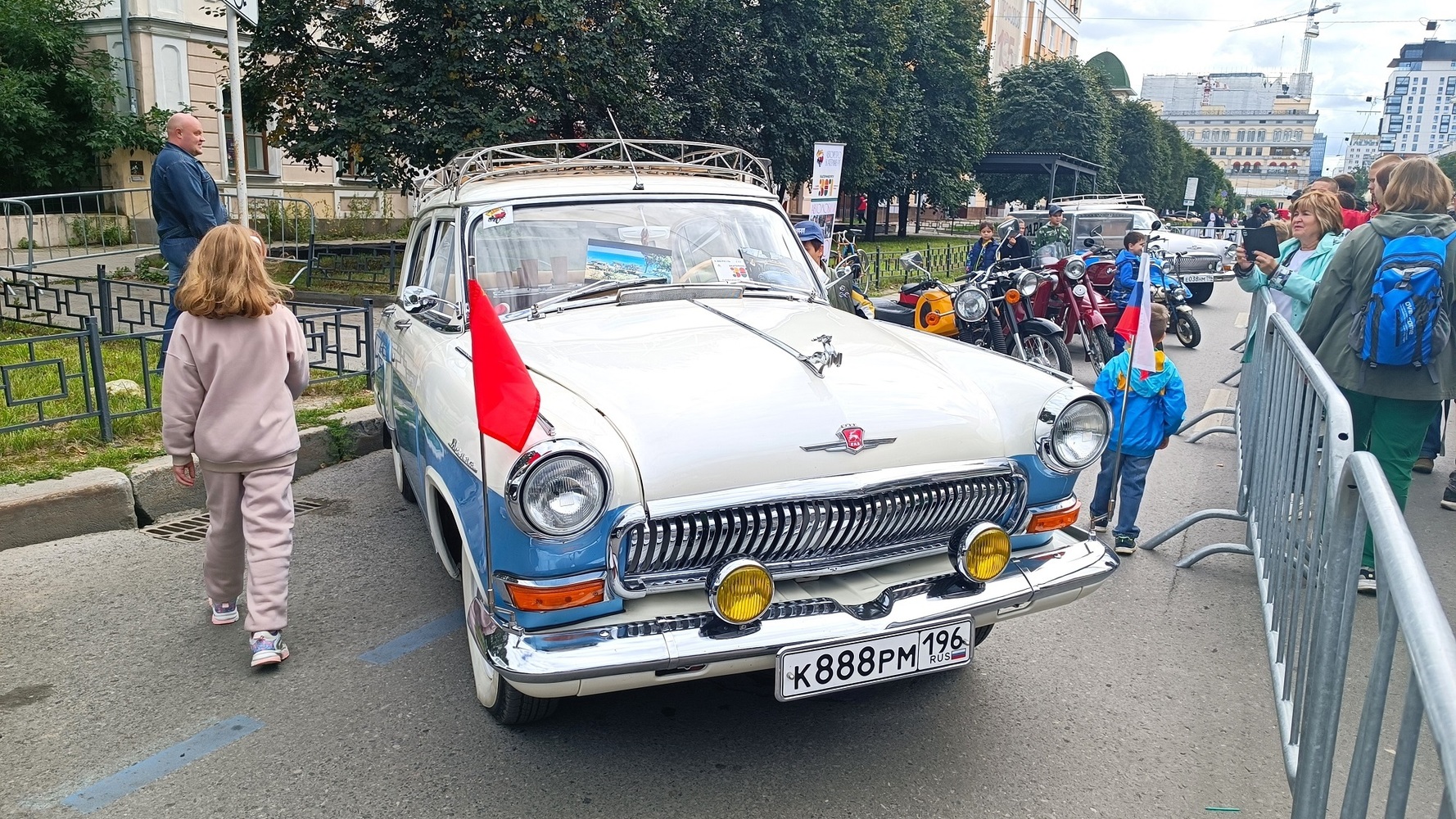 Выставка ретро-автомобилей и мотоциклов прошла в Екатеринбурге в День города