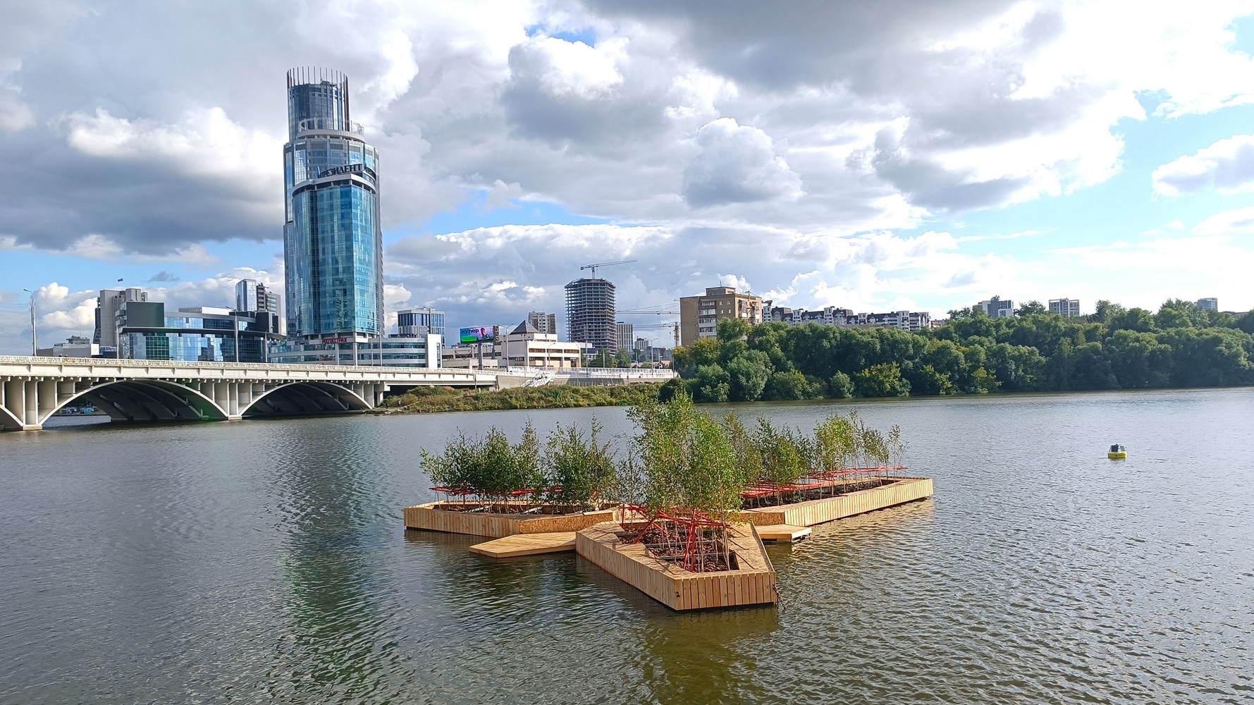 Сады фестиваля «Атмофест» открыли на берегу Городского пруда в Екатеринбурге