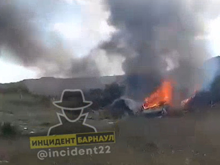 В Алтайском крае автомобиль слетел с дороги и загорелся, один человек погиб