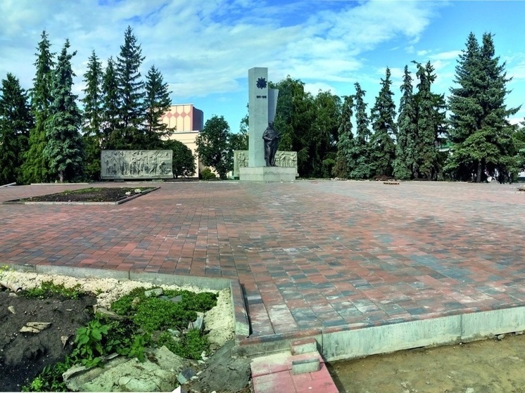 Новая тротуарная плитка появилась у памятника погибшим воинам в Наровчате
