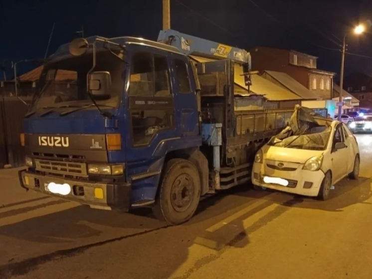 Водитель иномарки насмерть разбился в Новосибирске после аварии с грузовиком