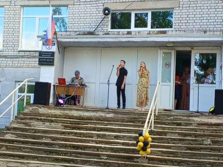 В Вышневолоцком округе отметили праздник с мороженым от Главы