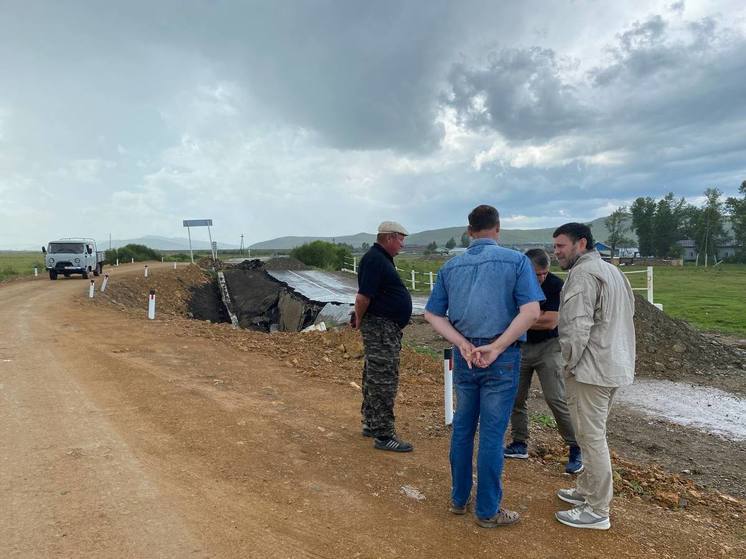 Паводки разрушают мост по дороге в Борзю второй год подряд