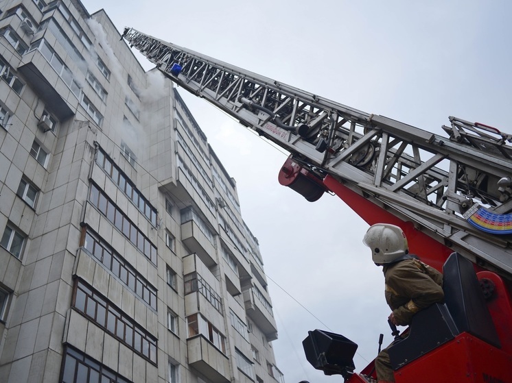 В Екатеринбурге спасли застрявшую на балконе женщину