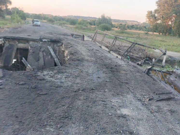 «Детей вывезли всех, а старики еще остаются»: после разрушения мостов людей из Курской области эвакуируют на лодках