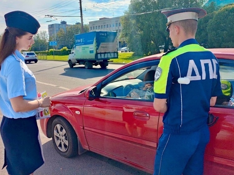 В Великом Новгороде автоинспекторы проверили безопасность перевозки детей