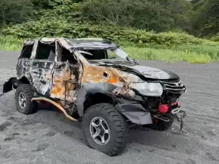 Внедорожник с туристами сорвался со скалы на Сахалине