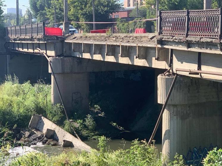 В Луганске частично обрушился мост через реку Лугань