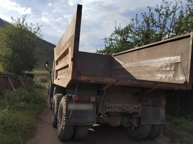 На Алтае подросток сломал ногу, пытаясь запрыгнуть в кузов грузовика