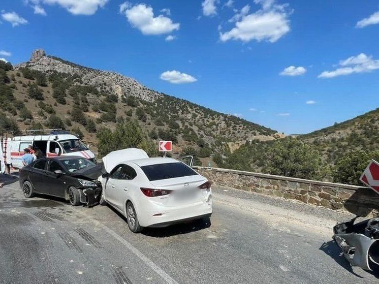 Вблизи села Морское произошла авария между тремя автомобилями