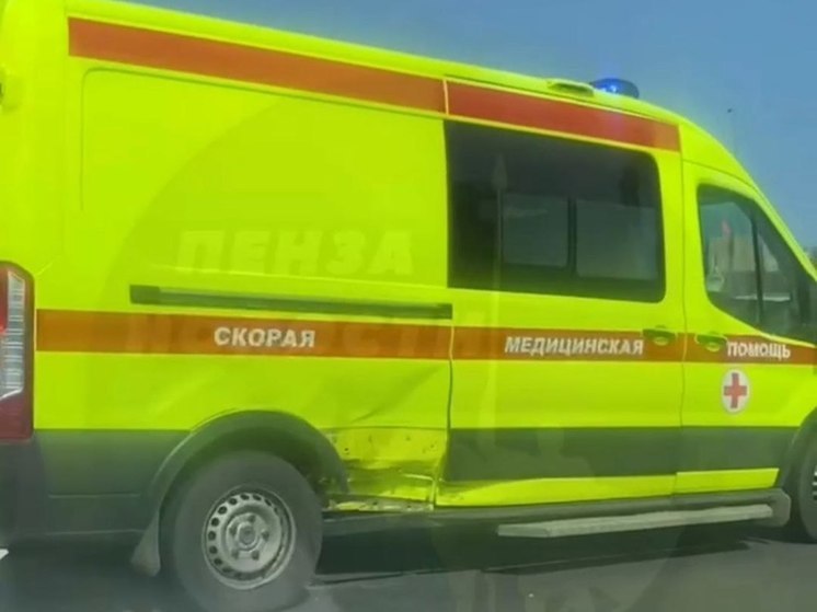 В Пензе на перекрестке улиц Суворова и Урицкого столкнулись «скорая» и легковушка
