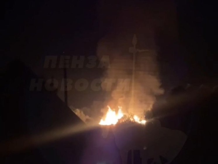В Пензенской области загорелось здание заброшенного мебельного цеха