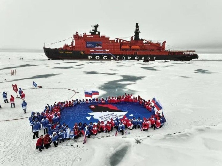 Участники экспедиции «Ледокол знаний» покорили Северный полюс