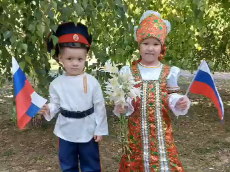 В Калмыкии школьники провели фоточеллендж ко Дню флага