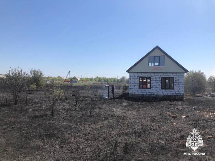 В поселке Белозерный загорелась сухая трава