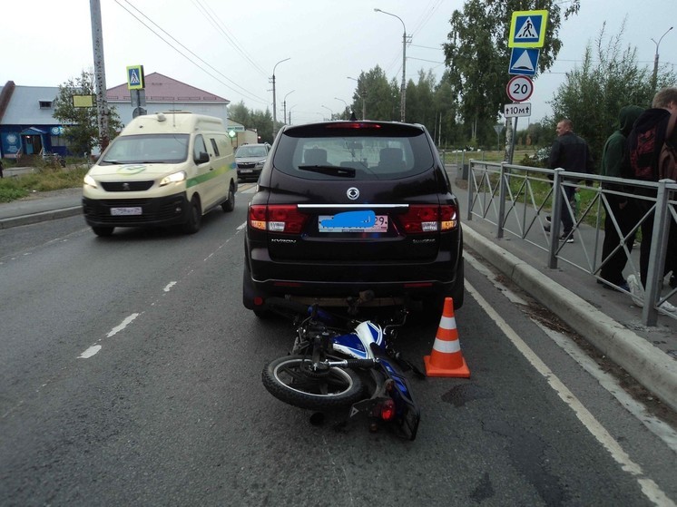 Юнец-байкер влетел в автомобиль на окраине Архангельска