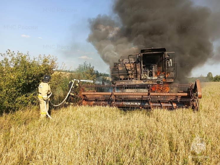 В Орловской области загорелся комбайн в поле