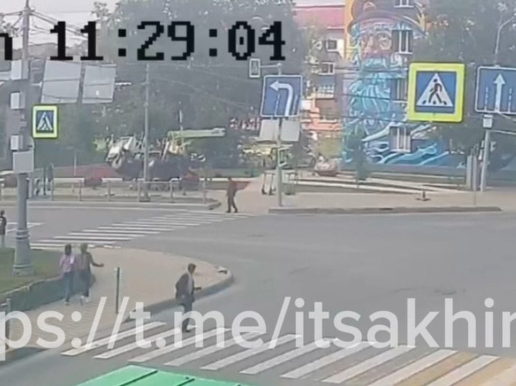 В Южно-Сахалинске рухнула автовышка с рабочим
