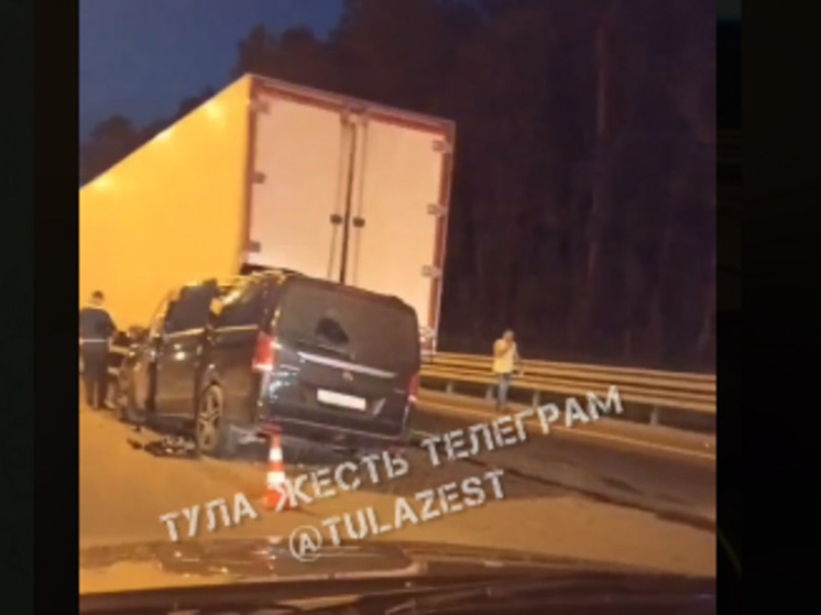Под Тулой микроавтобус влетел под грузовик