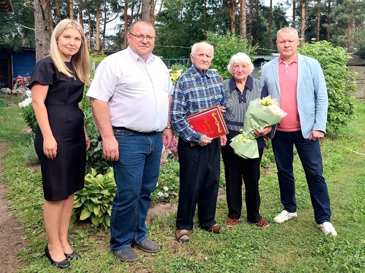 Проживших 70 лет в браке супругов поздравили власти Прионежья