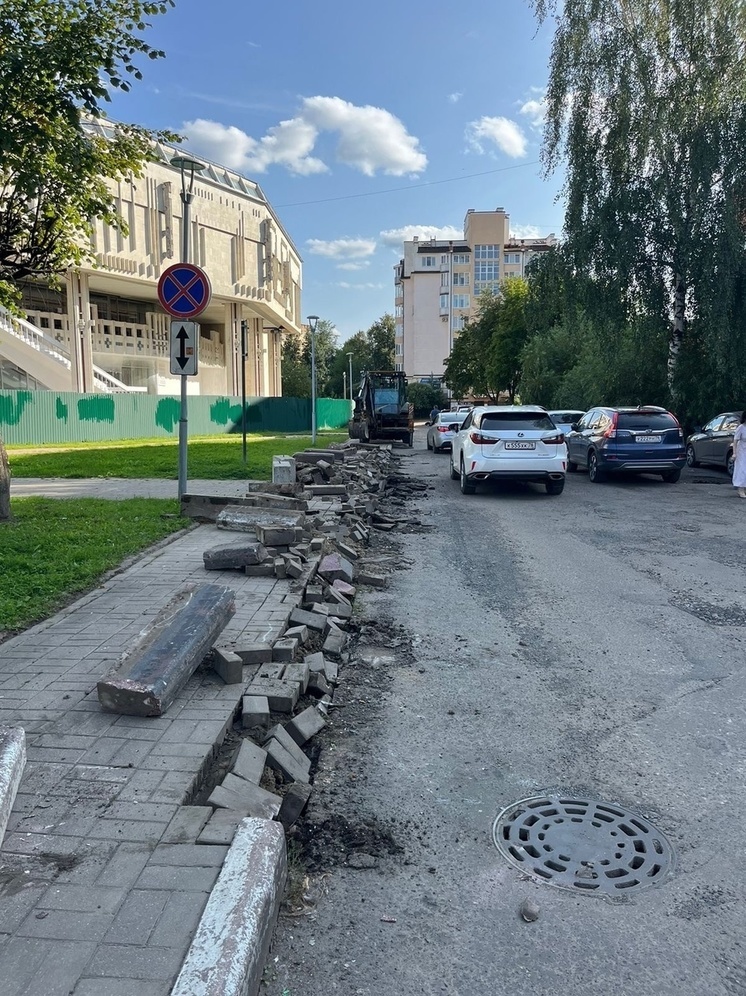 Ремонт однако...: ярославцам запретили парковать машины у ТЮЗа