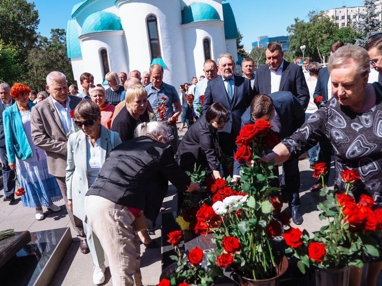 На Сахалине почтили память погибшего в авиакатастрофе губернатора Фархутдинова