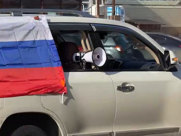 Новосибирец устроил акцию рэп-протеста перед зданием Роспотребнадзора в Омске