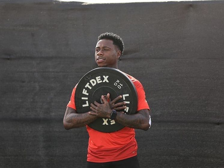 Налоговая за долги заблокировала счета российской компании футболиста Квинси Промеса