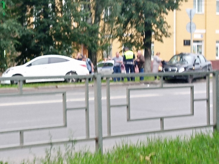 Две легковушки столкнулись в Заволжском районе Твери: на месте ГАИ