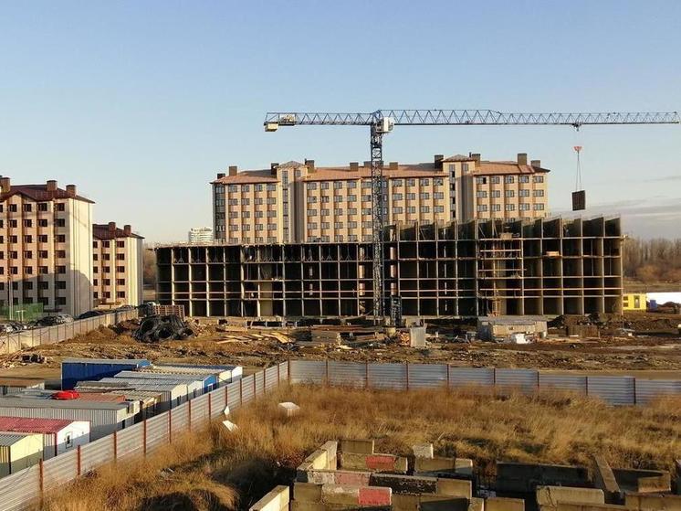 Соцсети: в Краснодаре мужчина упал с крана на стройке