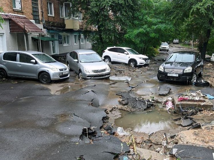 Сильный ливень смыл дороги на улицах Владивостока