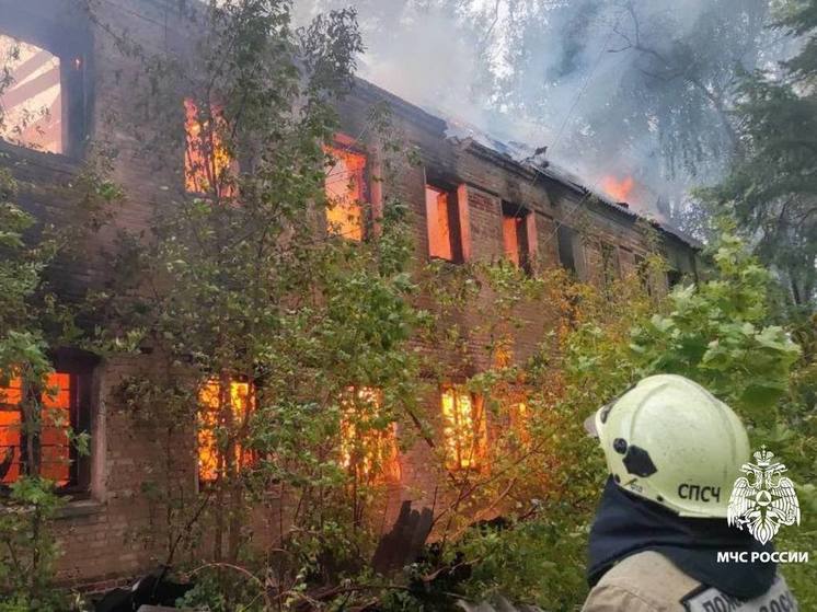 В Тверской области сотрудники МЧС потушили крупный пожар