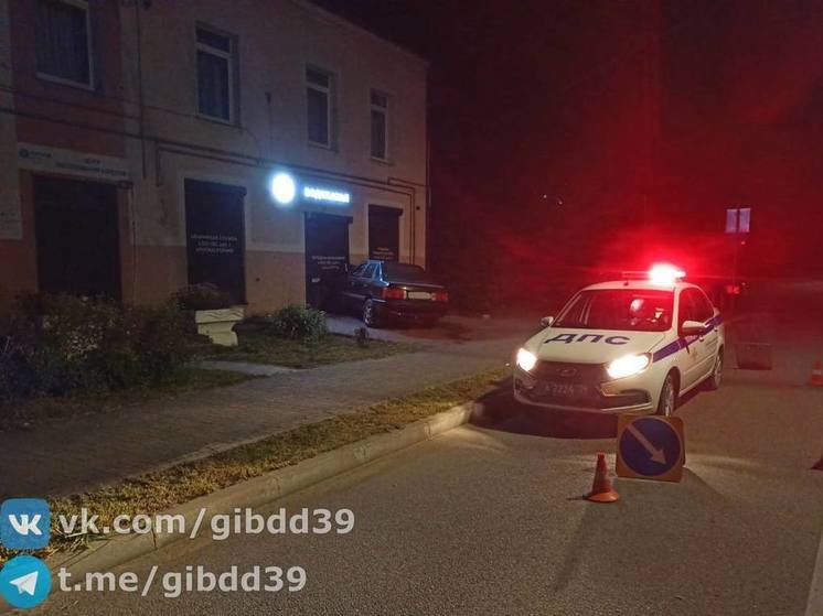 В Мамоново девушка на «Ауди» врезалась в дом и попала в больницу с травмами