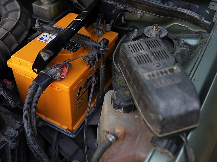 Автоэксперт Тимашов объяснил, почему заряжать аккумулятор дома опасно