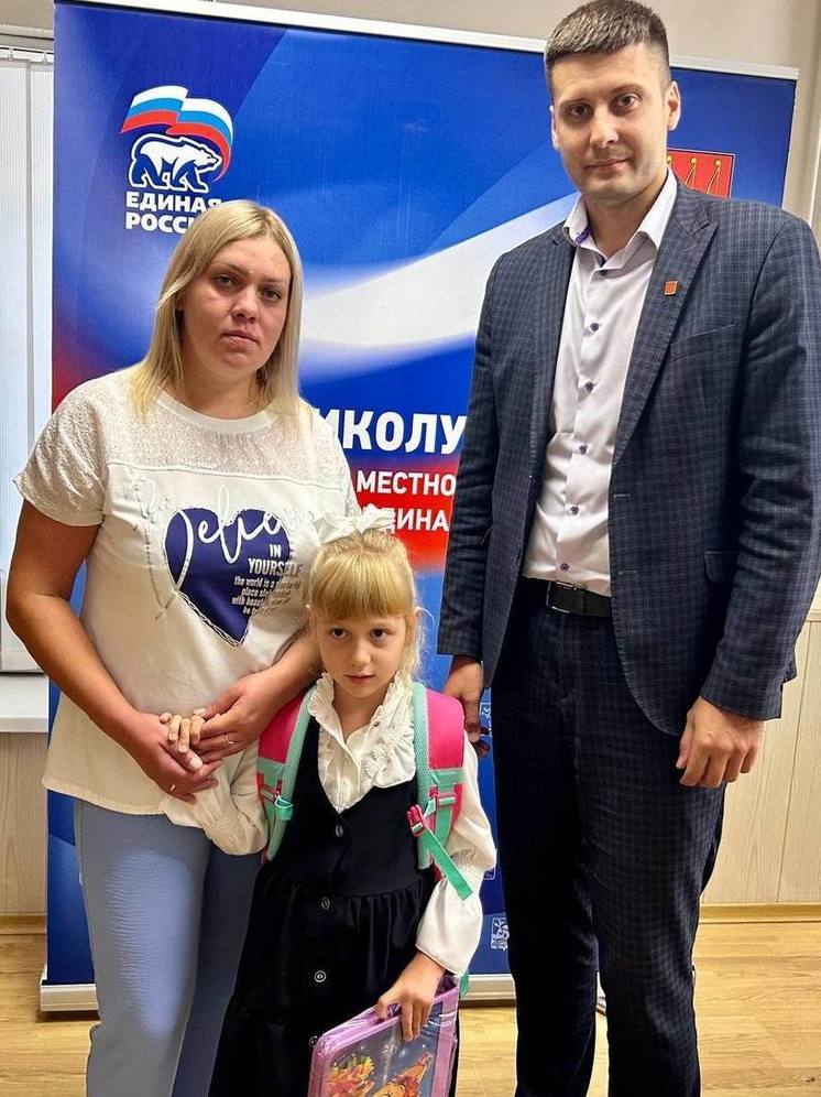 Глава администрации города Великие Луки Андрей Беляев принял участие в благотворительной акции «Собери ребенка в школу»
