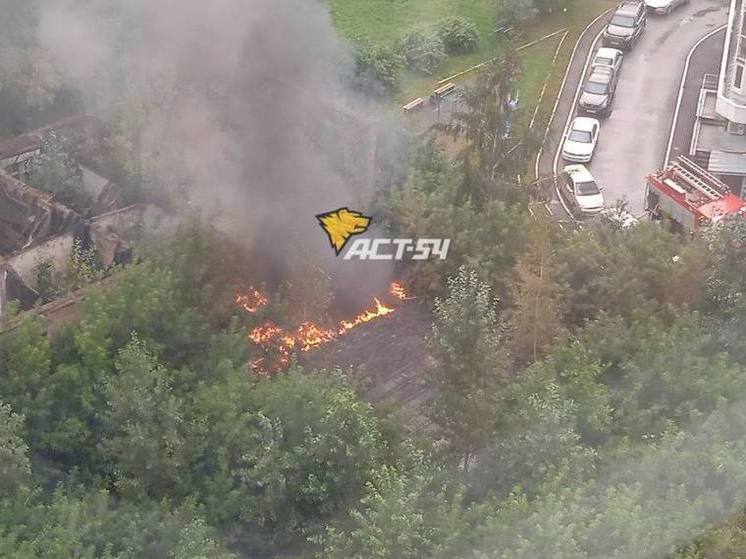 В Военном городке Новосибирска снова загорелось заброшенное здание