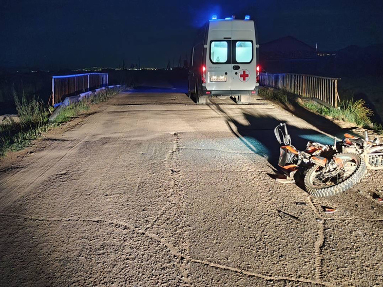 В Бурятии байкер столкнулся с коровой, травмировав себя и пассажира